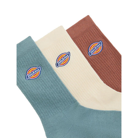 The Dickies Valley Grove socks are authentic ribbed ankle socks with embroidered Dickies logo on the top. A classic athletic style that come in a pack of three; in one color or three different colors. Available in a wide range of classic and seasonal colors. A fresh pair of socks every day made for all occasions. Ribbed crew socks 68% cotton / 24% polyester / 5% polyamide / 3% elastane