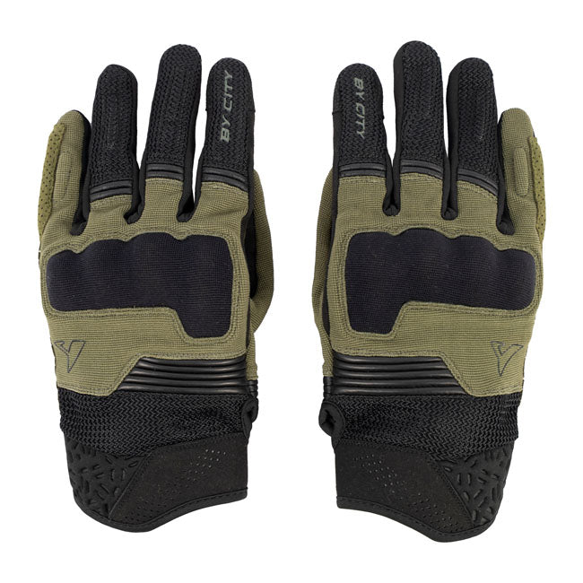 The By City Heko gloves made of Cordura fabric and mesh with leather details; offering high abrasion resistance; comfort and protection on every route. They incorporate PU knuckle protections and tactile function on index finger and thumb for a more practical use. The Velcro wrist adjustment provides a comfortable and secure fit; while the elastic fabric on fingers and back improves mobility and comfort. Thanks to the mesh on the back of the hand; they ensure proper ventilation while driving. They include a
