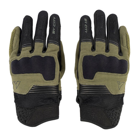 The By City Heko gloves made of Cordura fabric and mesh with leather details; offering high abrasion resistance; comfort and protection on every route. They incorporate PU knuckle protections and tactile function on index finger and thumb for a more practical use. The Velcro wrist adjustment provides a comfortable and secure fit; while the elastic fabric on fingers and back improves mobility and comfort. Thanks to the mesh on the back of the hand; they ensure proper ventilation while driving. They include a